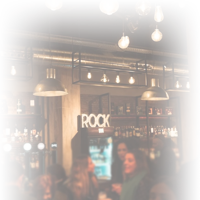 Interior de Bávaro CaféRock, con luces cálidas y ambiente rockero