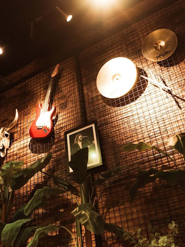Decoración industrial y rockera del local